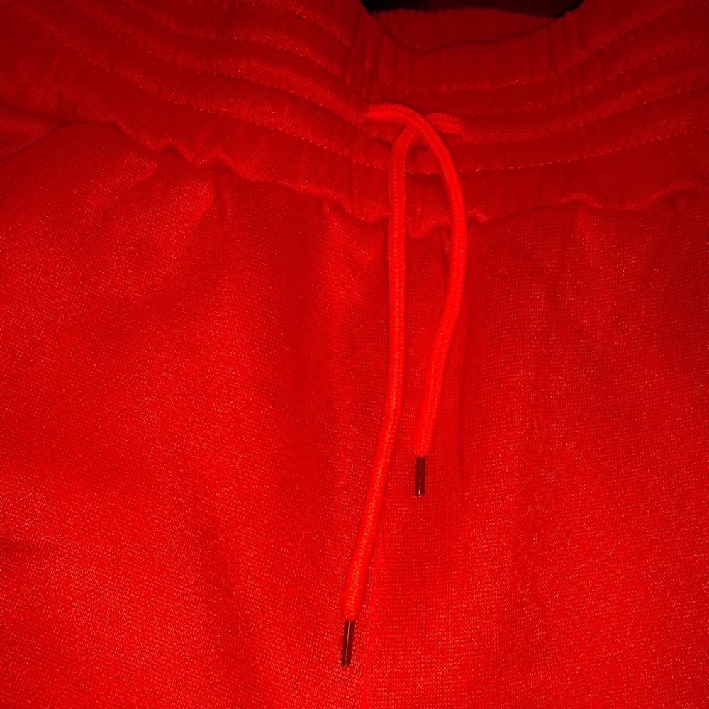 I’m selling a pair of stacked pants they’re size large and the color is orange